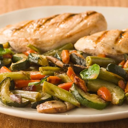 Receita de Salteado mediterrâneo com frango grelhado