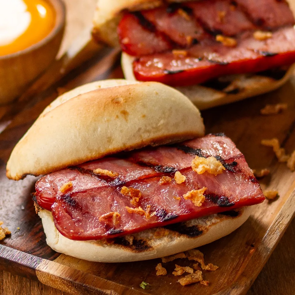 Receita De Sanduíche de Linguiça Defumada Fininha com Cheddar e Crispy de Cebola