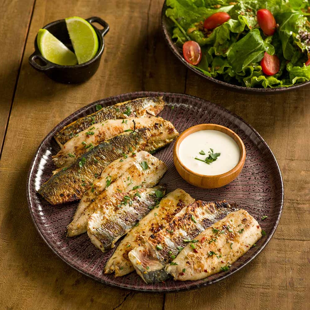 Receita de Sardinha na Brasa com Salada Verde e Creme Azedo