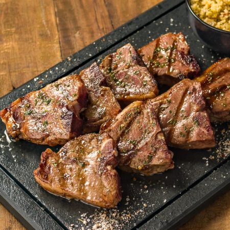 Receita de T-bone de cordeiro grelhado com cuscuz marroquino