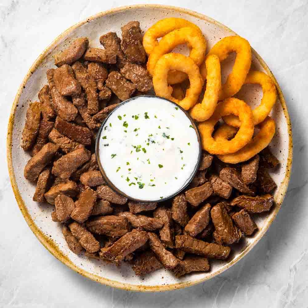 Receita de Tiras de alcatra com anéis de cebola e molho de cream cheese