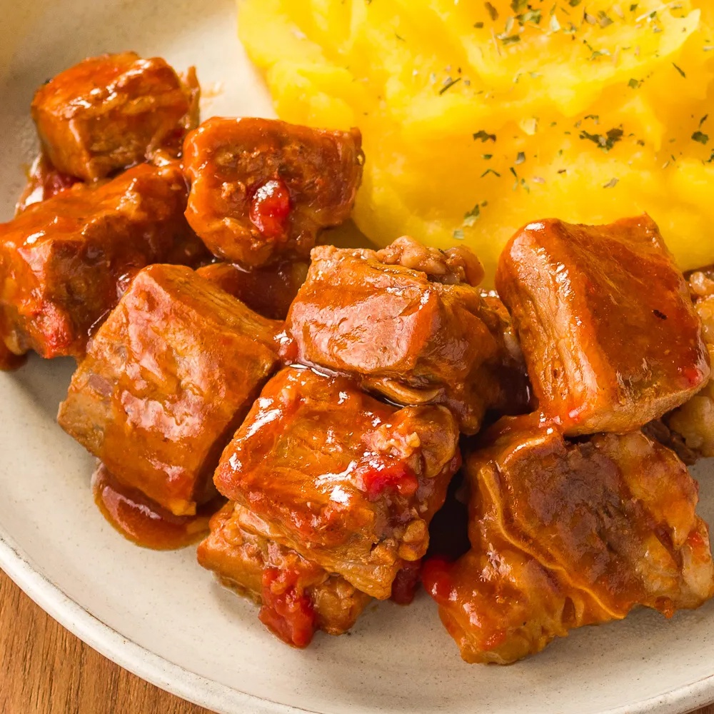 Receitas de Cubos de Costela ao Molho com Purê de Mandioquinha