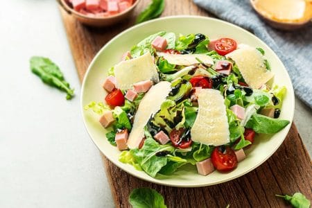 Salada fresca com presunto