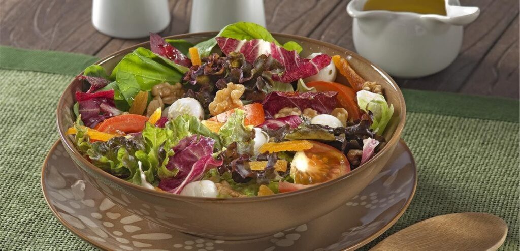 SALADA MIX DE FOLHAS, NOZES E DAMASCO