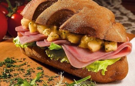 Sanduíche de presunto com abacaxi