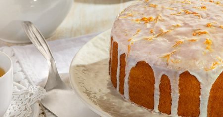 Bolo de laranja com calda fondant