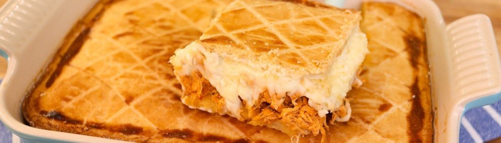 Empadão de frango cremoso na travessa