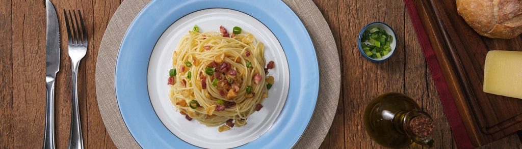 Macarrão ao alho e óleo com bacon