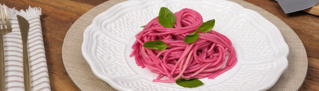 Macarrão ao molho de beterraba