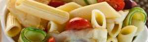 Macarrão com bacalhau, azeitonas pretas e tomates-cereja