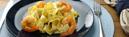 Macarrão com camarão e salsa