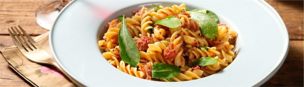 Macarrão com carne seca e rúcula