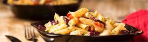 Macarrão com lascas de bacalhau, pimentão e azeitona