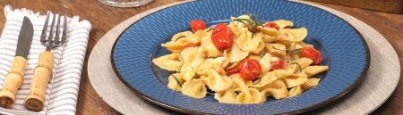 Macarrão com queijo e tomate-cereja no forno