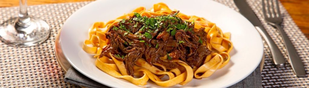 Macarrão com ragu de costela