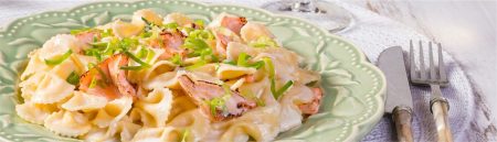 Macarrão com salmão e alho-poró