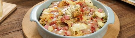 Macarrão cremoso com queijo e presunto ao forno