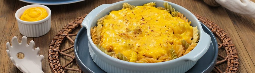 Macarrão gratinado com cheddar