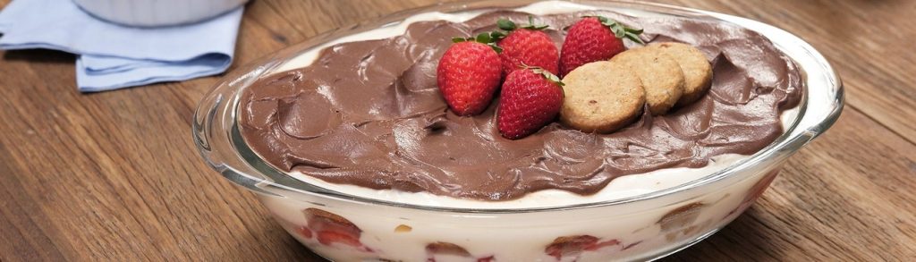 Pavê com Creme de Leite, Chocolate e Morango