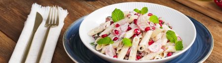 Penne ao Molho Refrescante de Rabanete, Romã e Hortelã