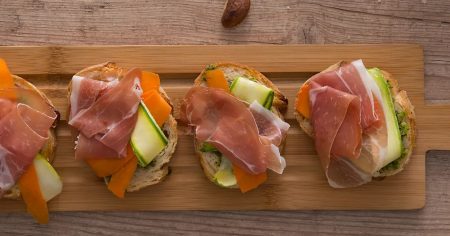 Antepasto Italiano Feito à Base de Pão, Tostado em Grelha no Azeite, com Presunto Parma Sadia Speciale (bruschettas)