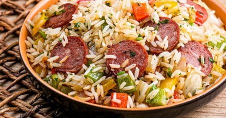 Arroz com Linguiça Calabresa Sadia, Pimentões e Cebola