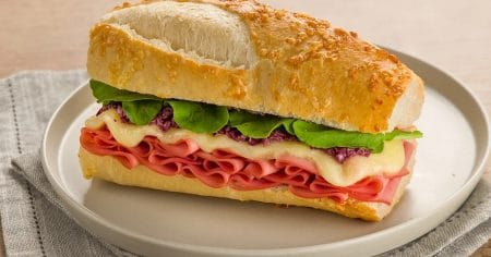 Baguete de Parmesão com Mortadela e Pasta Rústica de Azeitona Preta