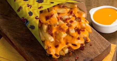 Batata Frita com Cheddar e Bacon no Cone