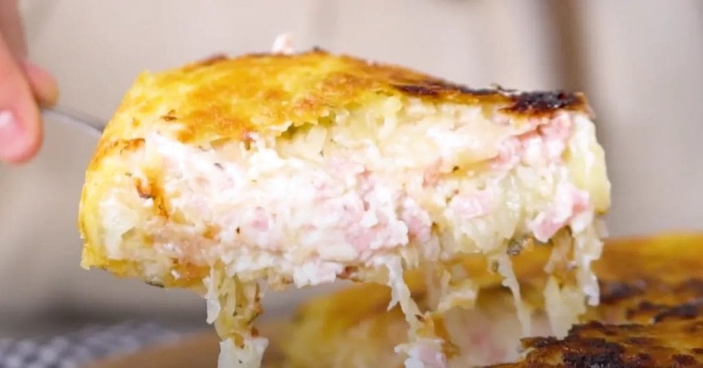 Batatas Raladas e Fritas em Uma Frigideira (batata Rosti)
