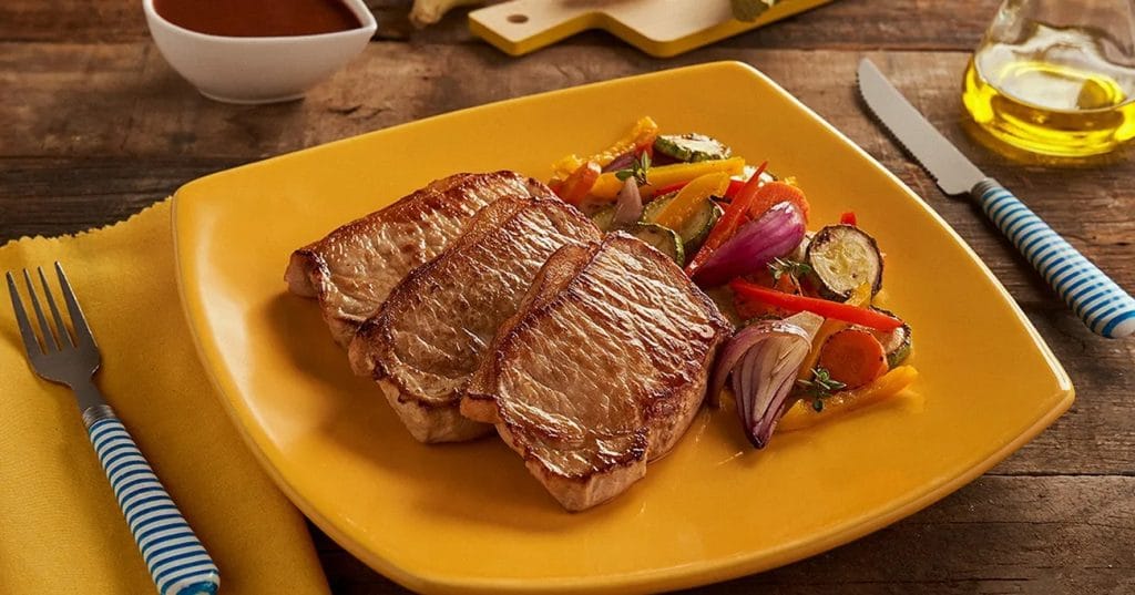 Bife Suíno ao Molho Madeira com Legumes Assados