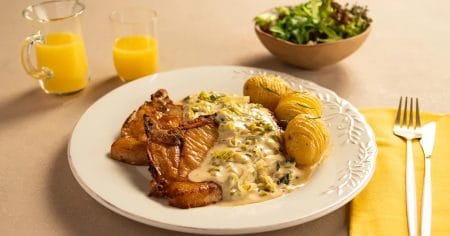 Bisteca com Molho Cremoso de Alho Poro e Batatas Douradas