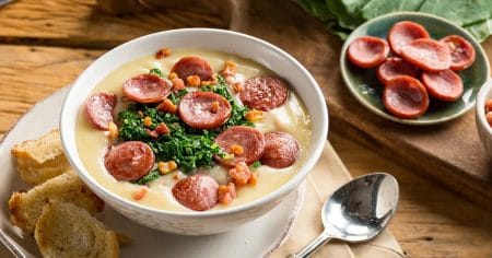 Caldo Verde com Farofinha Crocante de Bacon