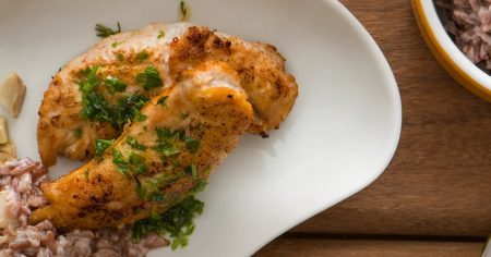 Filé de Frango com Arroz Vermelho Cremoso