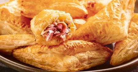 Folhado de Peito de Peru Moido e Cozido e Requeijão