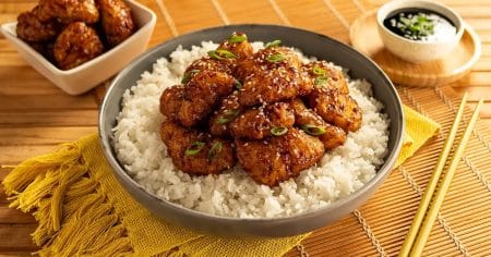 Gohan com Isca de Frango e Molho Agridoce