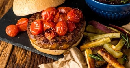 Hambúrguer com Tomate e Batatas Rústicas