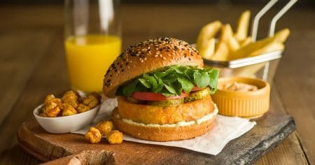 Hambúrguer de Abóbora e Grão de Bico com Agrião e Maionese de Alho