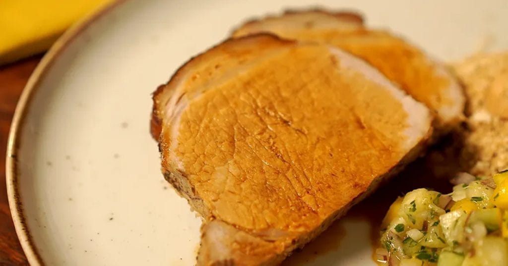 Lombo Temperado com Vinagrete e Farofa