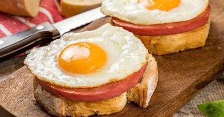 Mortadela Grelhada com Ovo Frito, Salsa e Pimenta no Pão