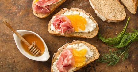 Pão Torrado e Temperado com Presunto Tipo Parma Sadia Speciale com Queijo de Cabra