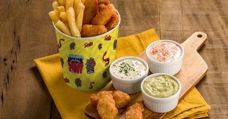 Peito de Frango em Tiras Empanado + Batatas Fritas no Balde (empanadíssimo Sadia)