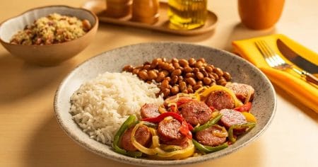 Prato Feito com Linguiça Acebolada com Mix de Pimentões