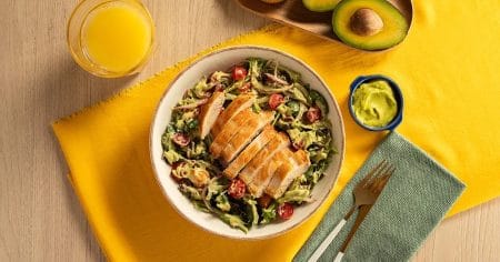 Salada Cremosa com Molho de Abacate e Filé de Peito Grelhado