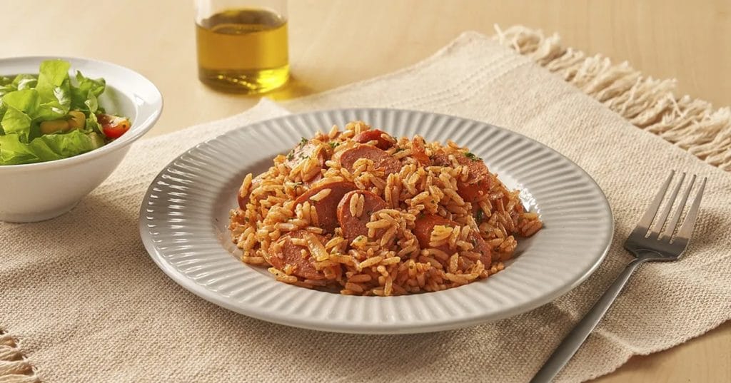 Salsicha Refogada com Arroz e Salada de Alface Simples