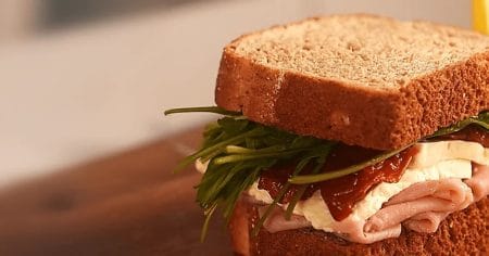 Sanduíche Recheado com Mignoneto, Queijo Branco, Tomate Seco, Rúcula e Patê de Azeitona