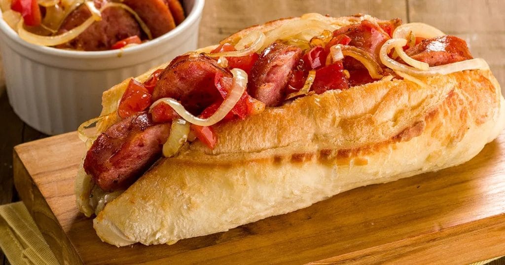 Sanduíche de Linguiça Calabresa Acebolada