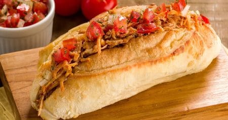 Sanduíche de Pernil com Vinagrete