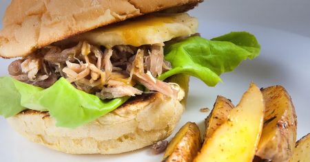 Sanduíche de Peru Sadia Desfiado com Batatas Rústicas