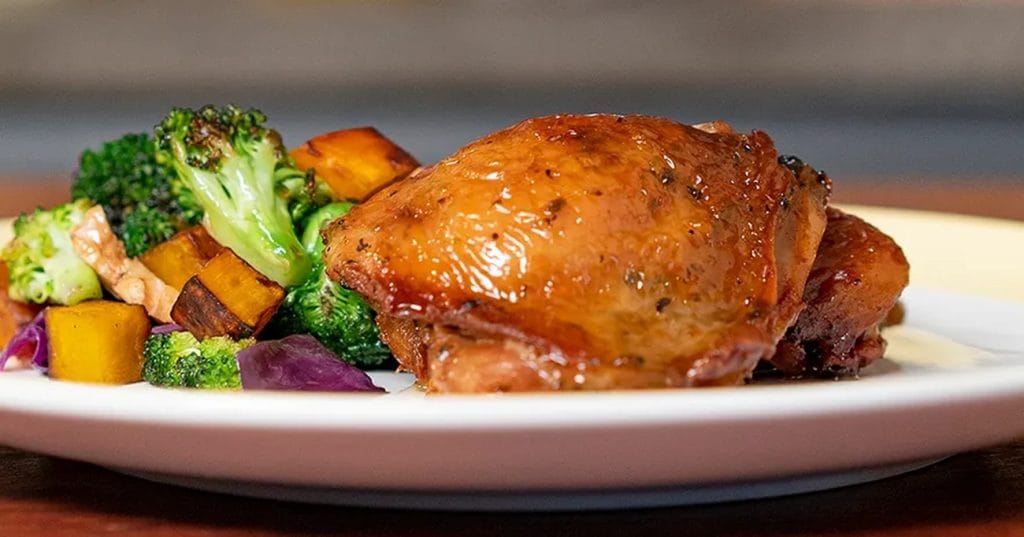 Sobrecoxas de Frango com Salada de Vegetais
