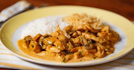 Strogonoff de Frango com Cogumelos